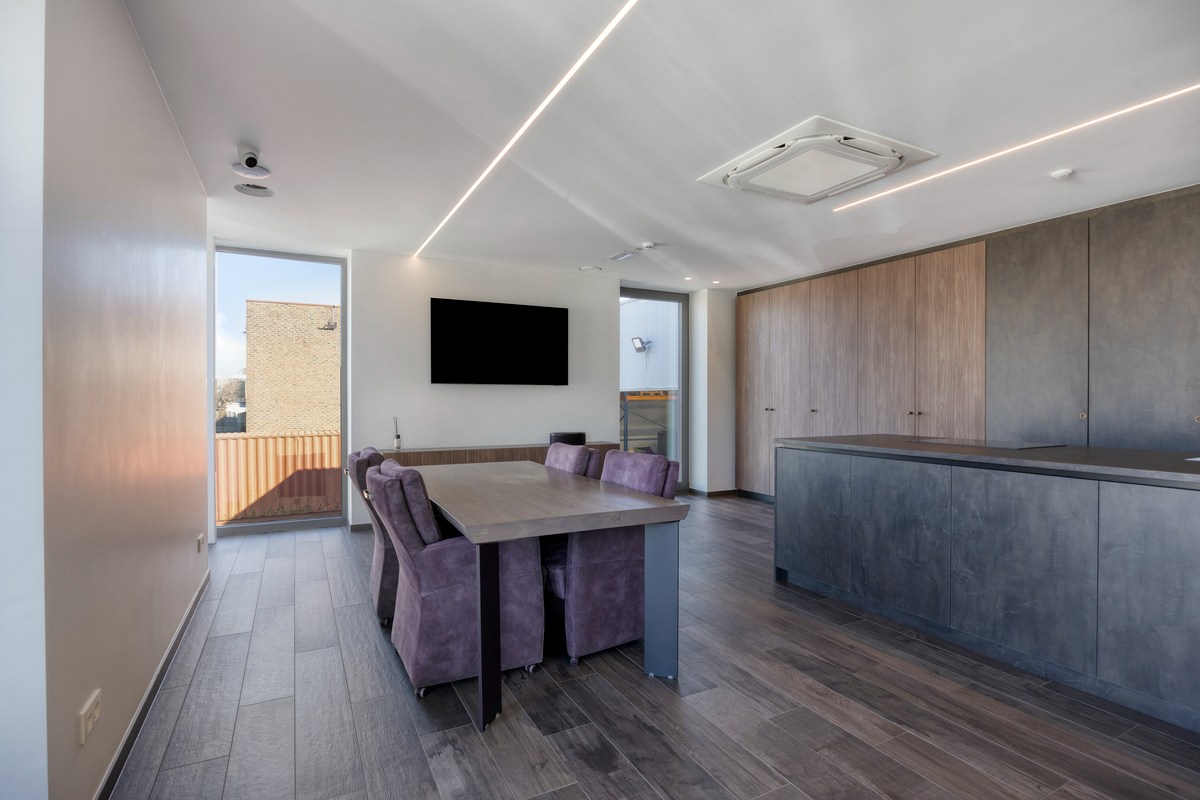 Grondig gerenoveerd KMO gebouw met magazijn en kantoorruimtes in Heverlee op een perceel van 11a19ca! – EPC -22,65 kWh/m² 