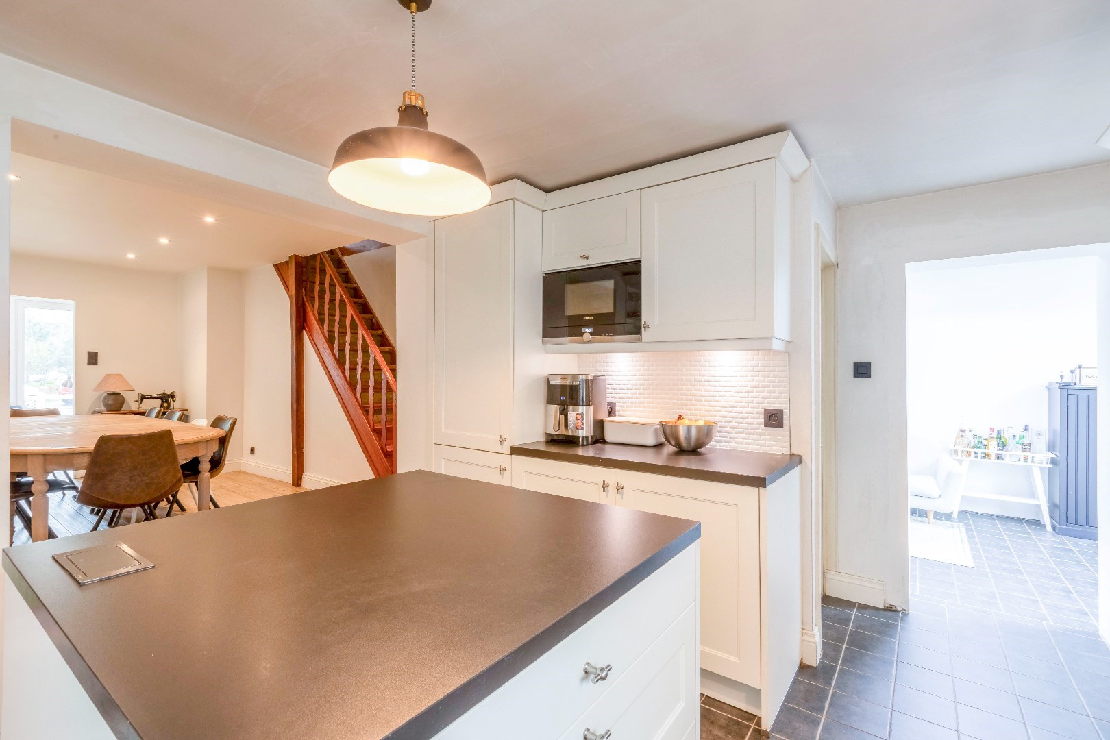 Instapklare woning met tuin in de gezellige kern van Laarne 