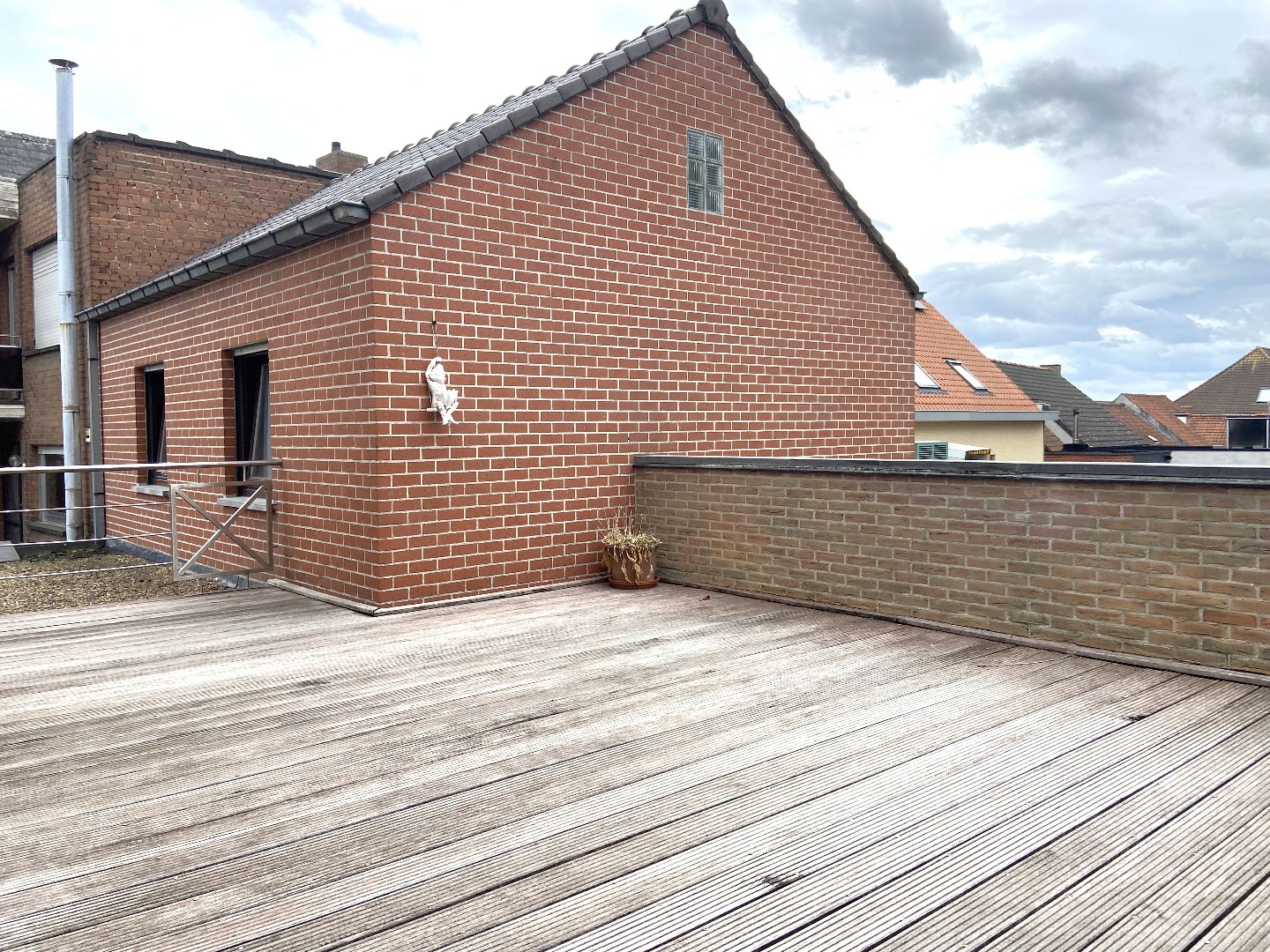 Instapklaar en ruim appartement met zonnig terras in hartje Wakken! 