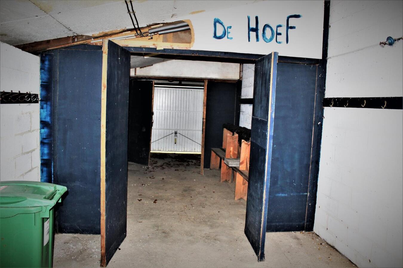 Woning (5 slaapkamers) met vergunde horecazaak (café), studio, recreatieterrein en weides op ca. 1.5ha te Kortenaken (Vlaams-Brabant) 