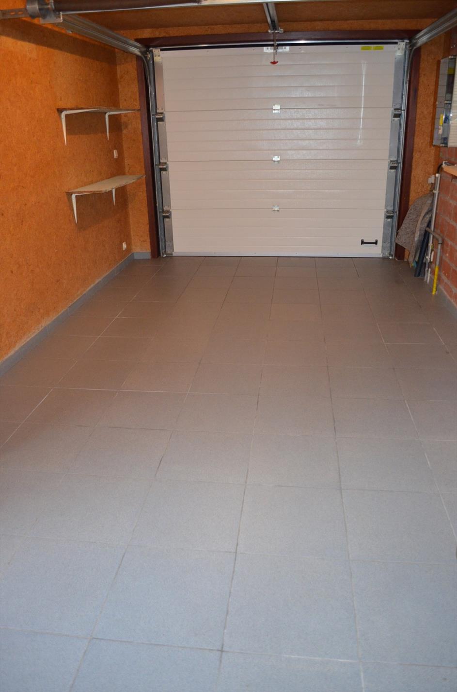 Halfopen bebouwing op 530m² met 3 slpks, garage, tuin en tuinhuis te Maldegem 