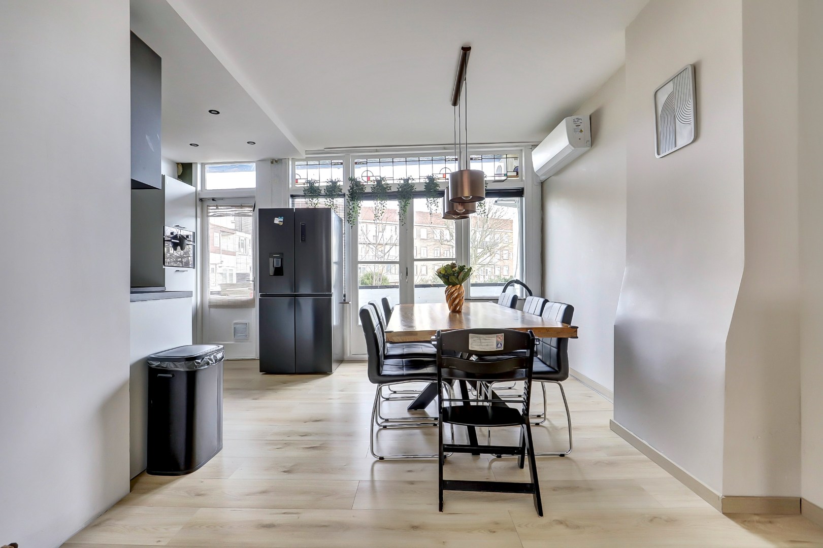 Ruime dubbele bovenwoning met drie slaapkamers, berging en de mogelijkheid tot het realiseren van een extra vierde slaapkamer. 