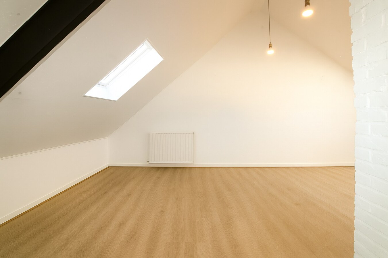 Instapklare, ruime moderne woning met 4 slaapkamers en uitgestrekte tuin te koop in hartje Temse! 