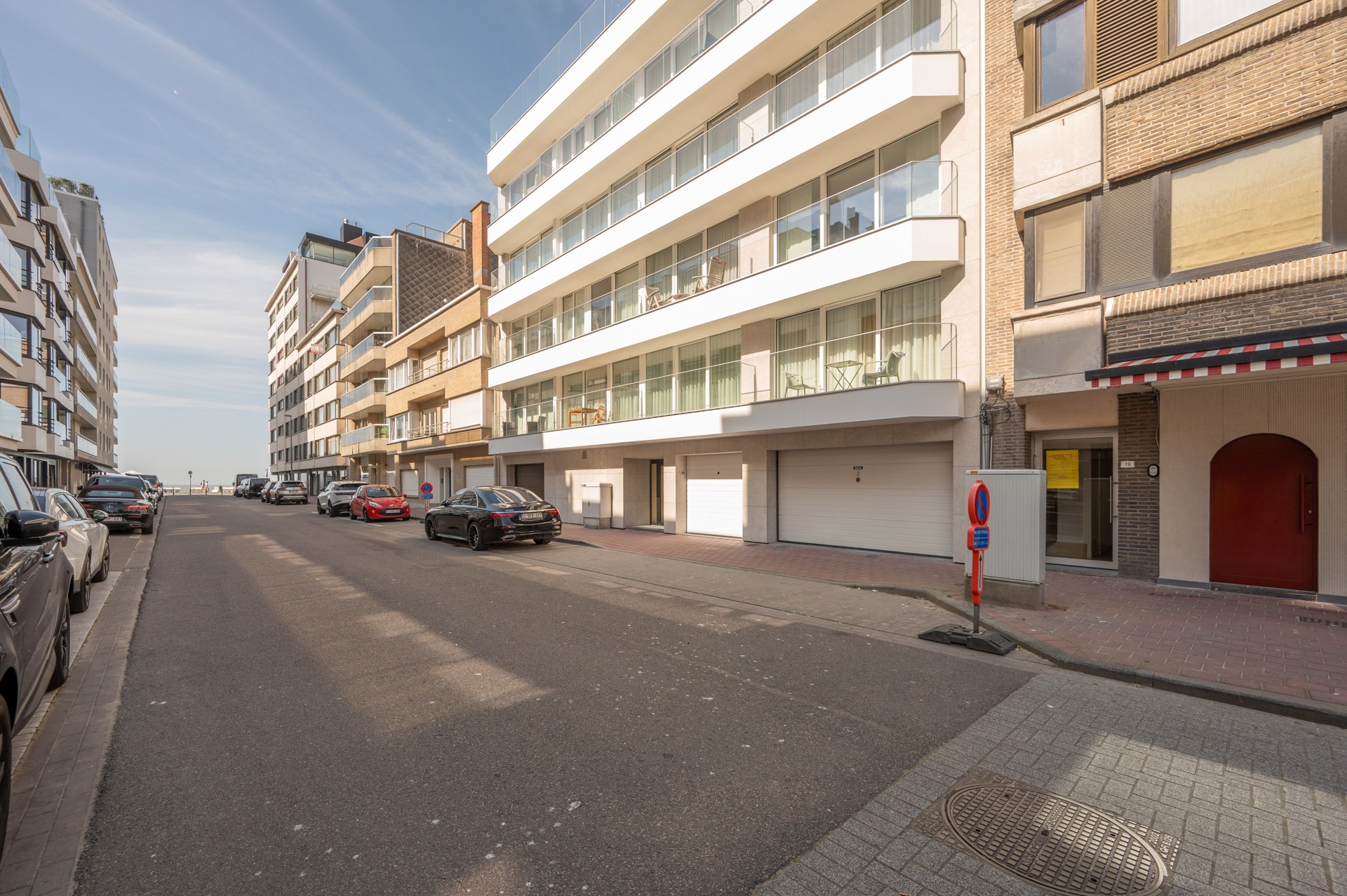 Appartement rénové de haut standing situé du côté ouest avec vue latérale sur la mer. 