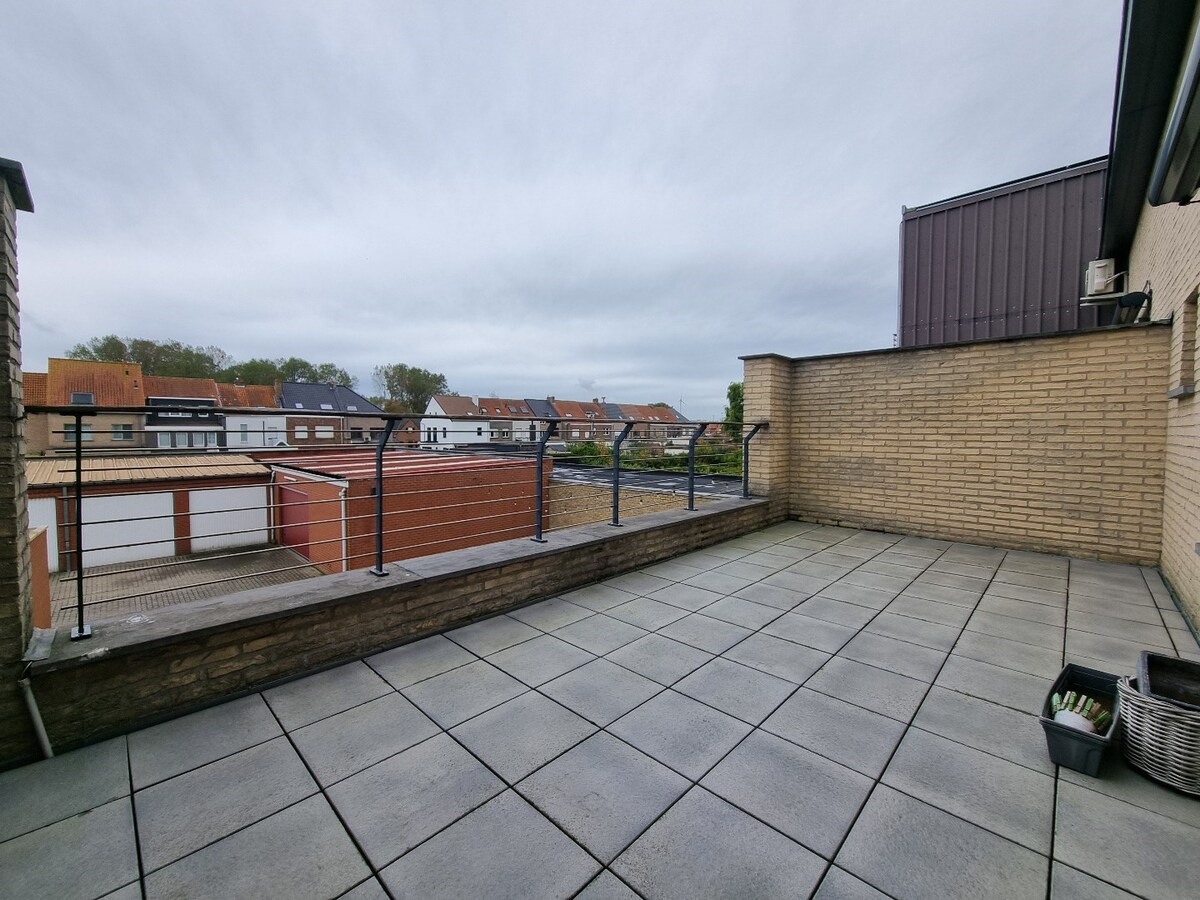 Energiezuinige halfopen gezinswoning met tuintje en ruim terras. 