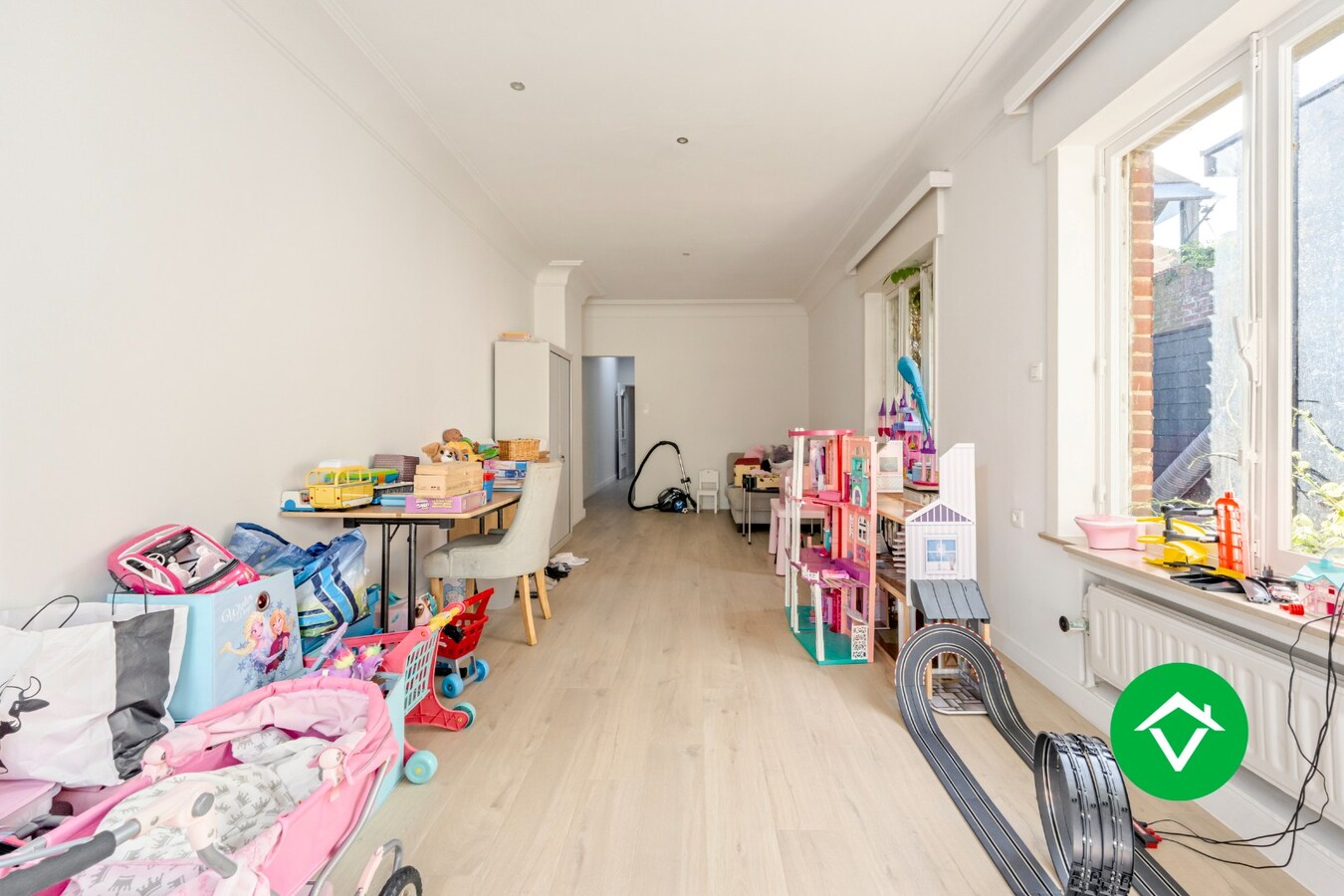 Ruim triplex appartement met 5 slaapkamers, in het centrum van Torhout 