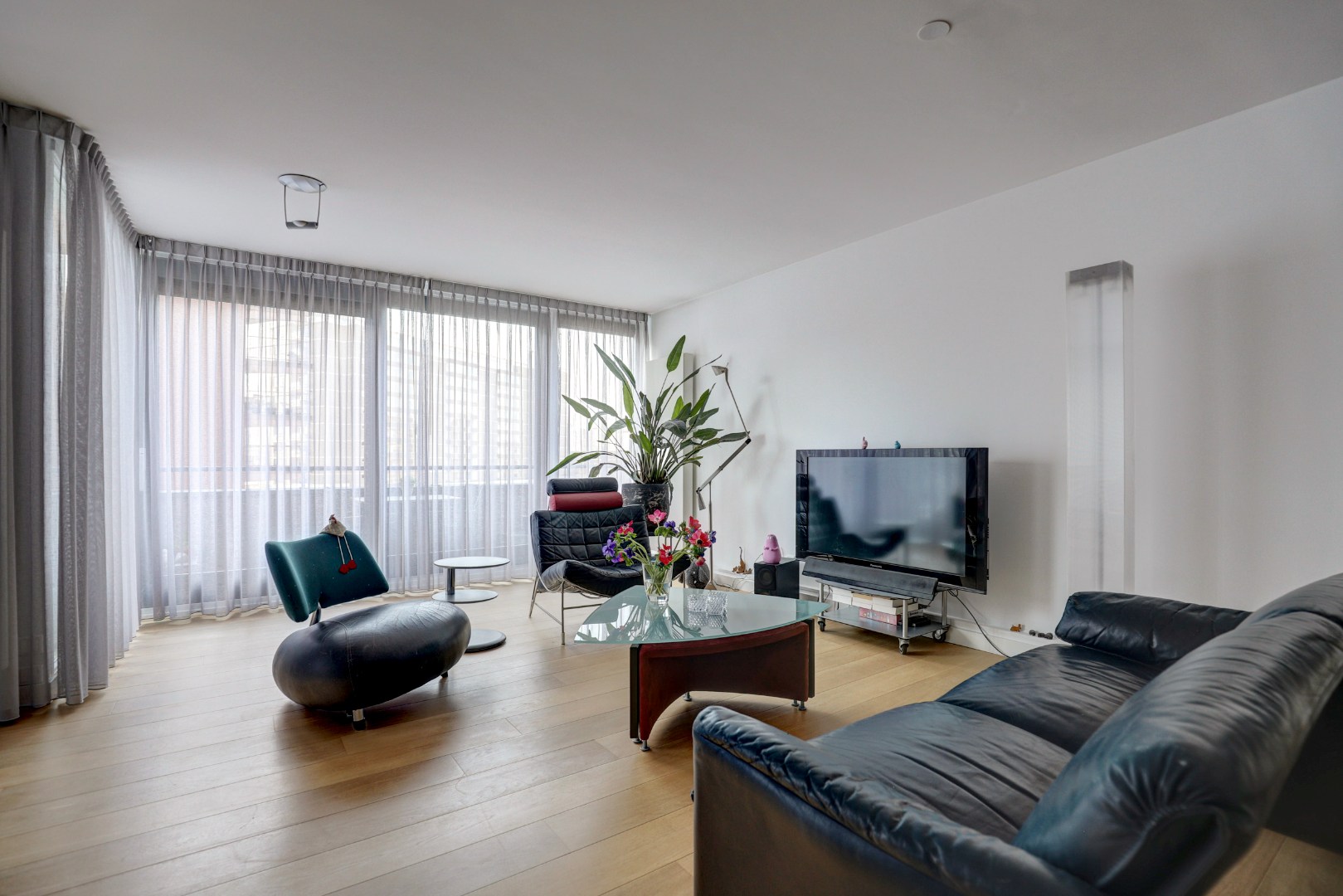 Luxe uitgevoerde 2- (voorheen 3) kamer appartement op de 3e etage met fraaie keuken, badkamer, balkon met uitzicht en gelegen op eigen grond. 