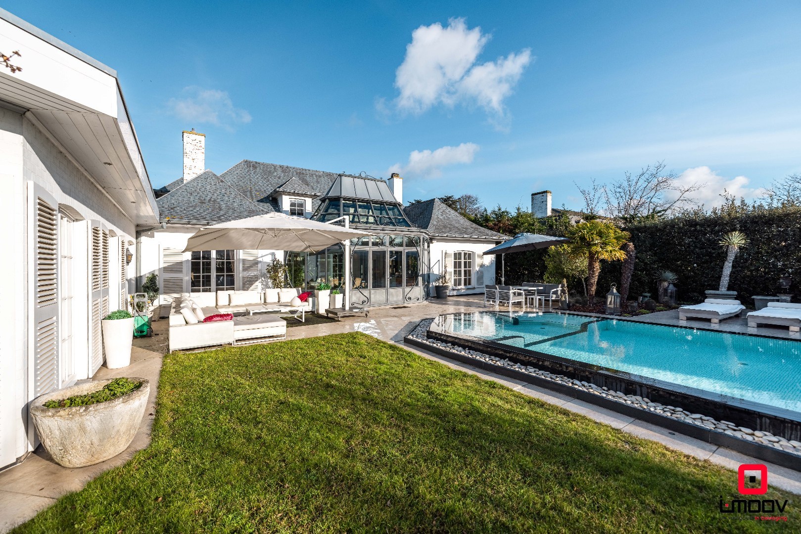 Exclusieve villa met infinity pool en resortgevoel op topligging in Mariakerke 