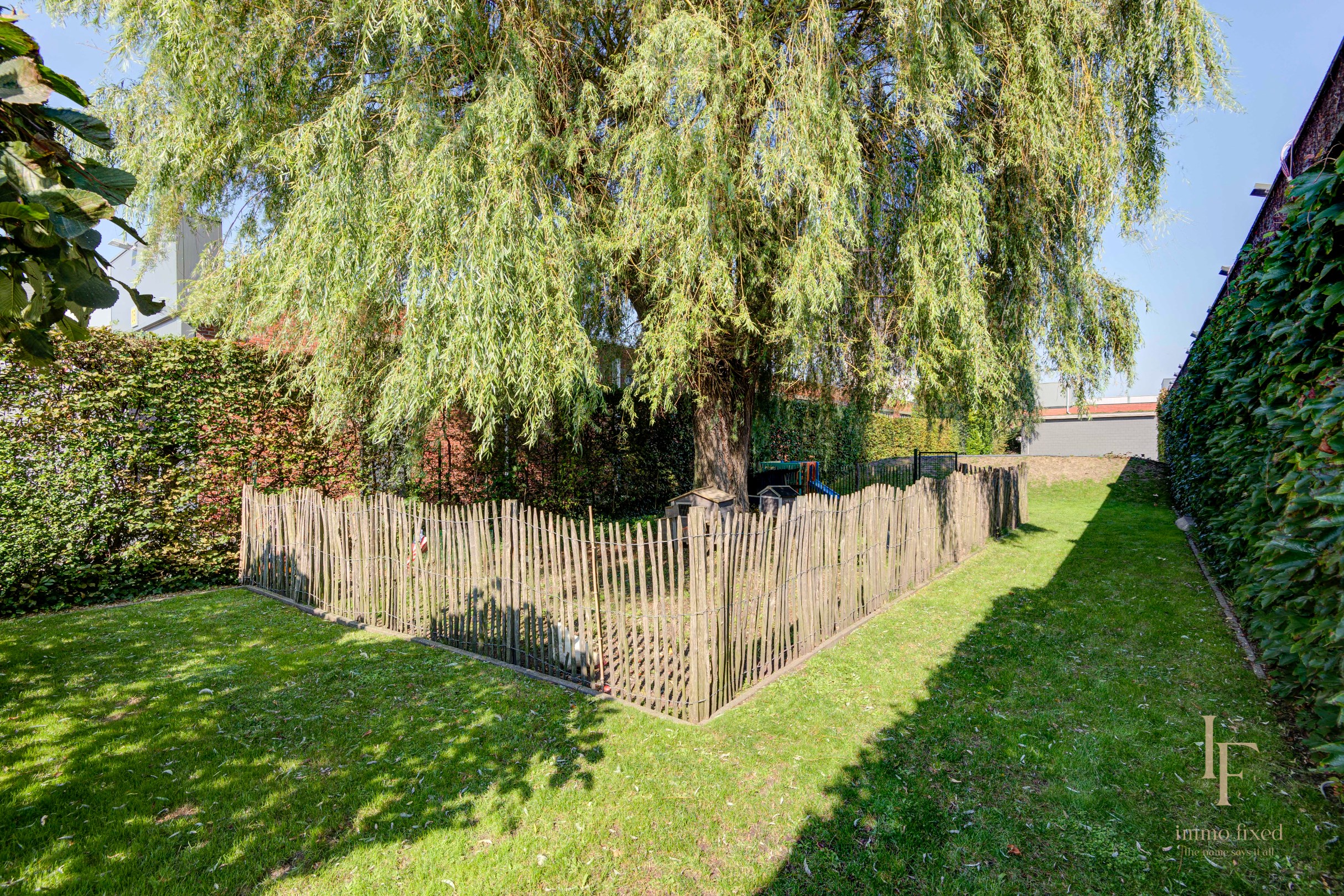 Villa met magazijn, garagebox en 12+ parkeerplaatsen te Kontich! 