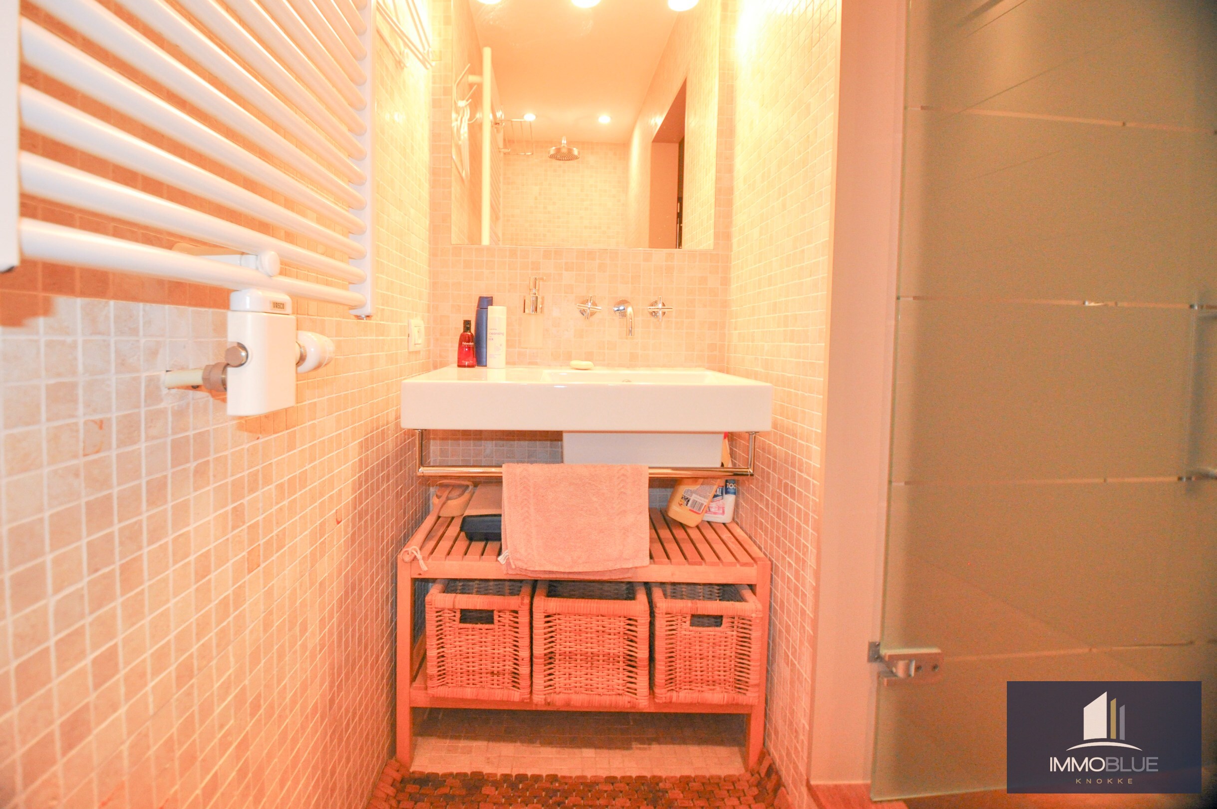 Appartement avec terrasse ensoleillée et garage intégré. 