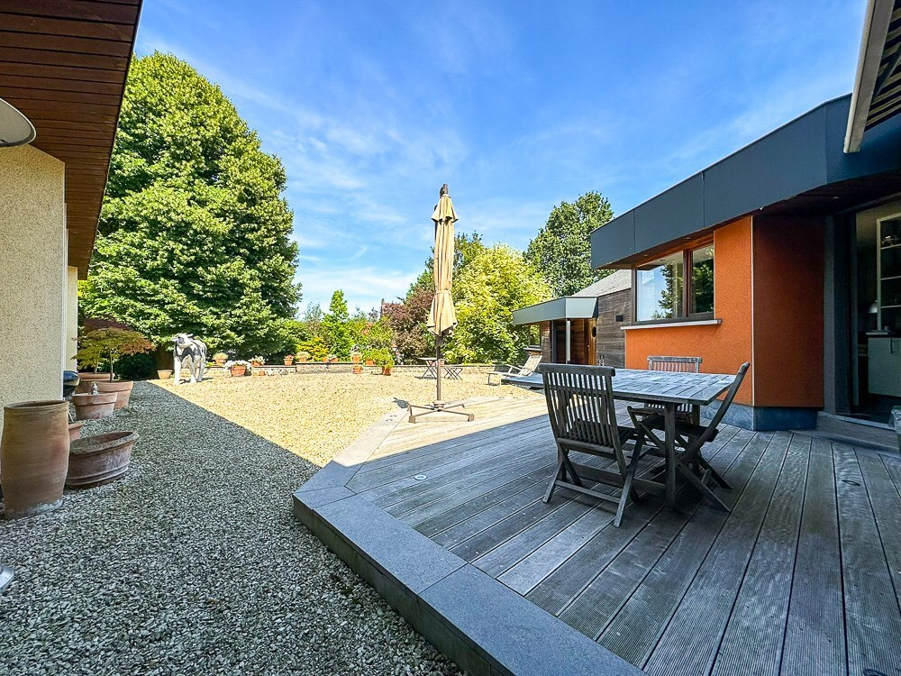 Maison de style en semi plain-pied avec grand espace professionnel, érigés sur 1800m² ! 