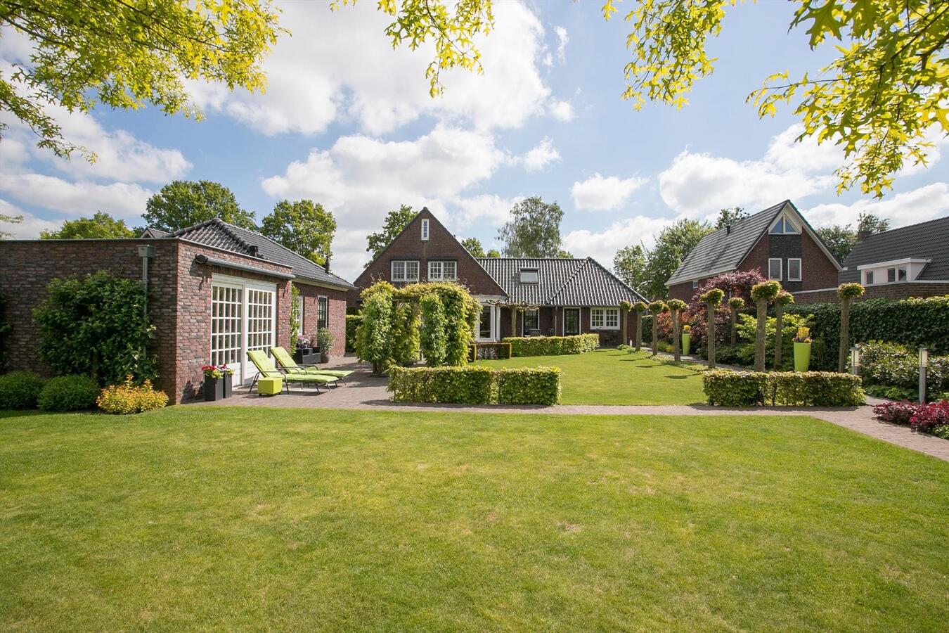 Luxe afgewerkt landhuis met gastenverblijf op een mooie locatie nabij het centrum van Hulsel gelegen op een perceel van 1264 M². 