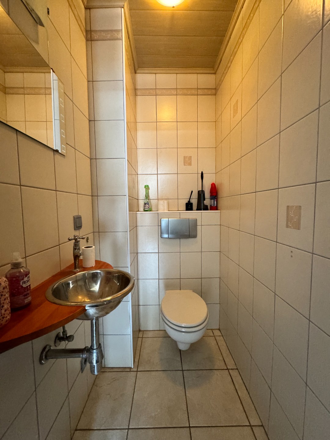 Gesloten bebouwing met 4 slaapkamers, binnenkoer en overdekte autostaanplaats. 
