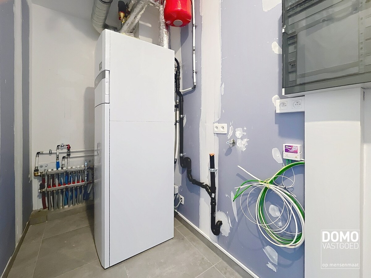 VOLLEDIG AFGEWERKT NIEUWBOUWAPPARTEMENT MET 2 SLAAPKAMERS, TERRAS, ONDERGRONDSE AUTOSTANDPLAATS EN KELDERBERGING IN RESIDENTIE "DE KWINT" TE ZONHOVEN 