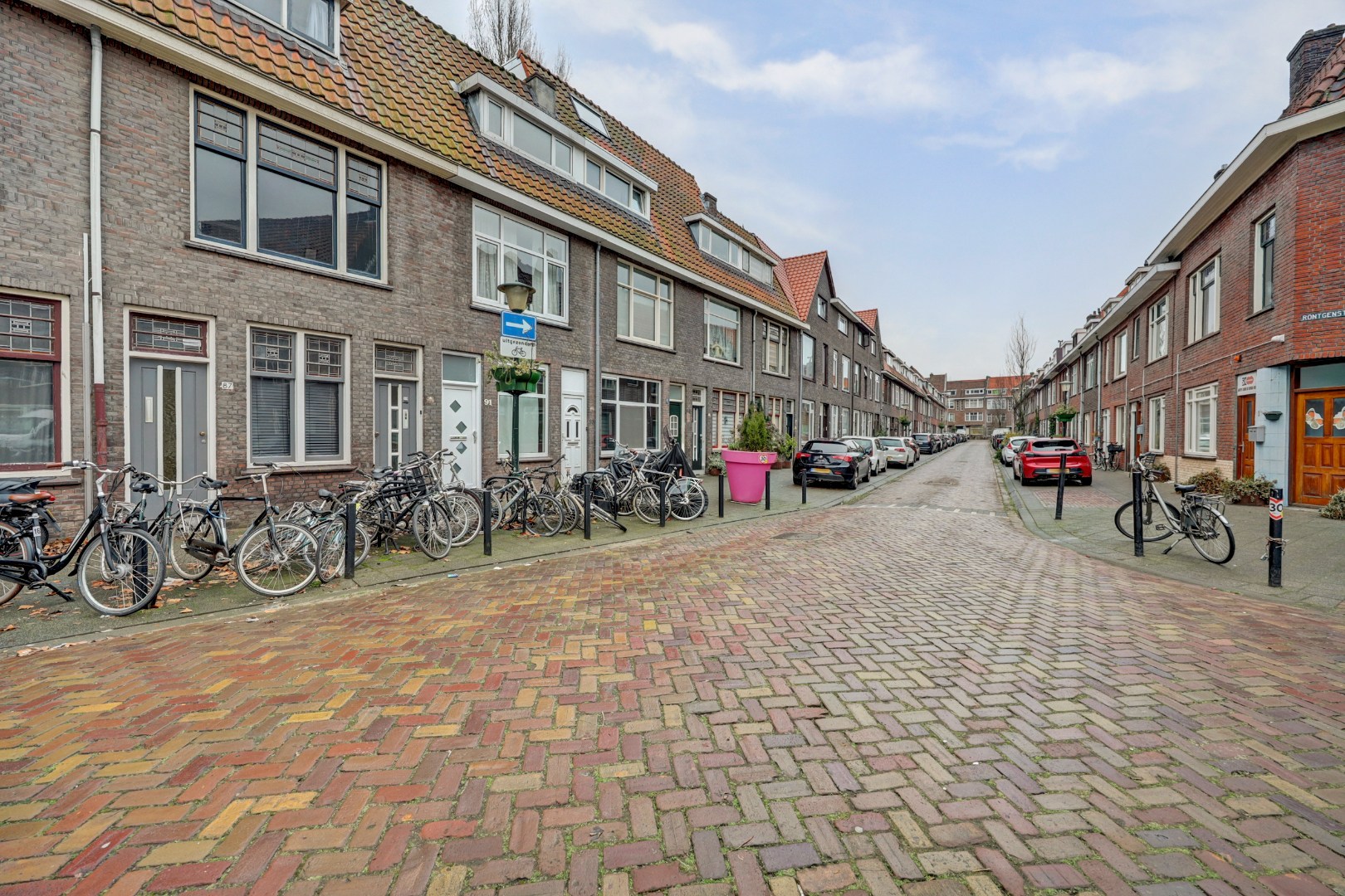 Sfeervol en karakteristiek jaren '30 bovenwoning met prachtige glas-in-lood details, 2 goede slaapkamers, ruime keuken en badkamer en gelegen op eigen grond! 