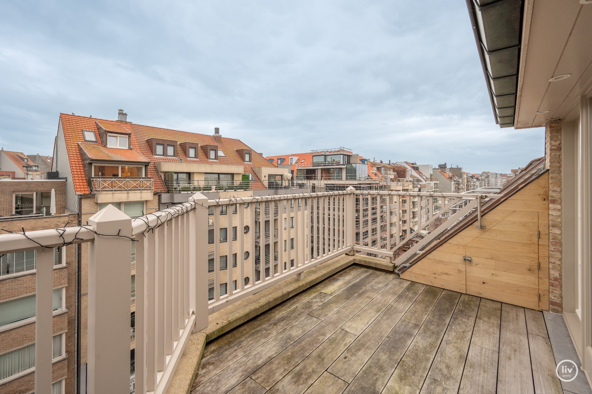 Magnifique appartement en duplex magnifiquement rénové, idéalement situé à proximité de l'église du Sacré-Cœur au cœur de Knokke. 