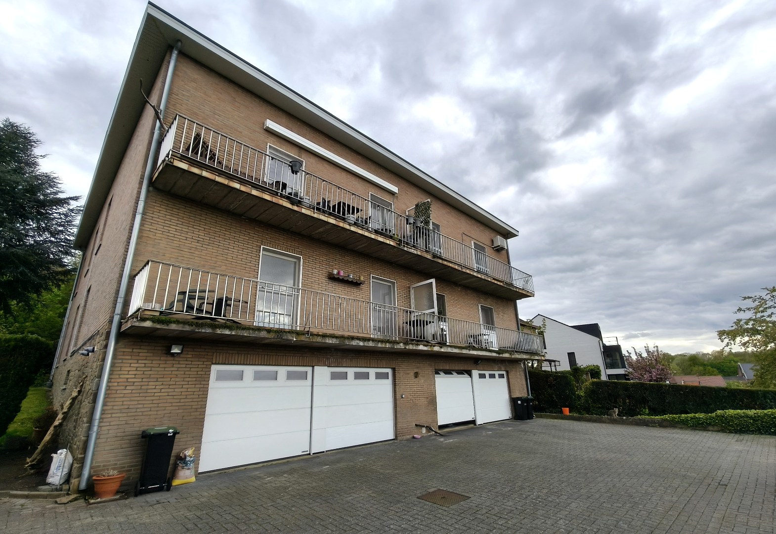 GELIJKVLOERS APPARTEMENT MET GARAGE 