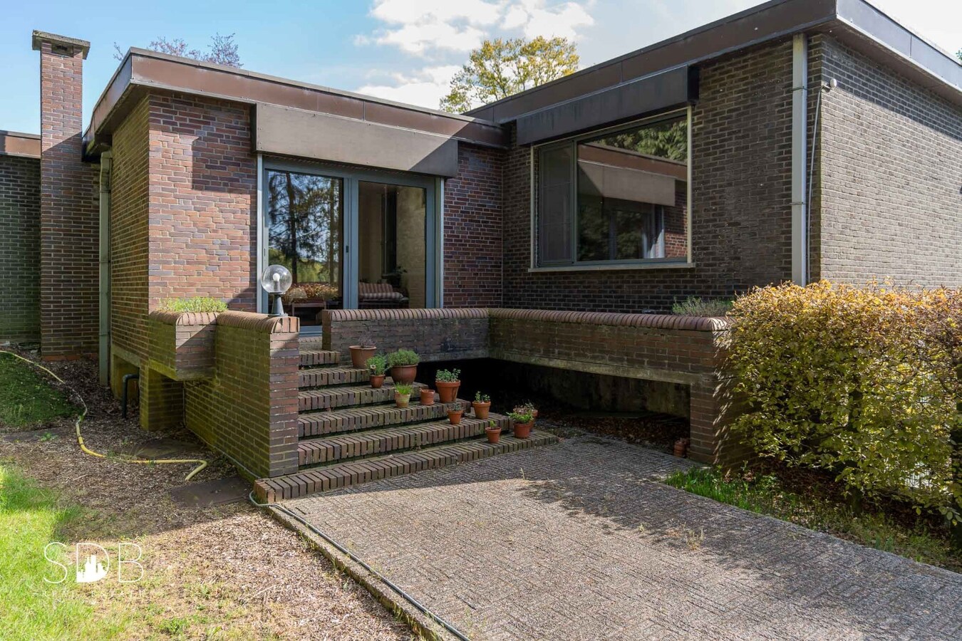 Vrijstaande gezinswoning in bungalowstijl met grasland op circa 1ha. 