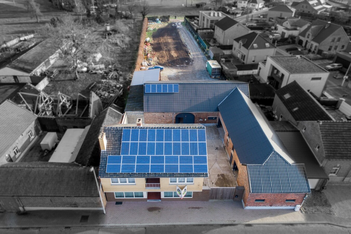 Hedendaagse woning met loods en bijgebouwen op 2.200 m² 