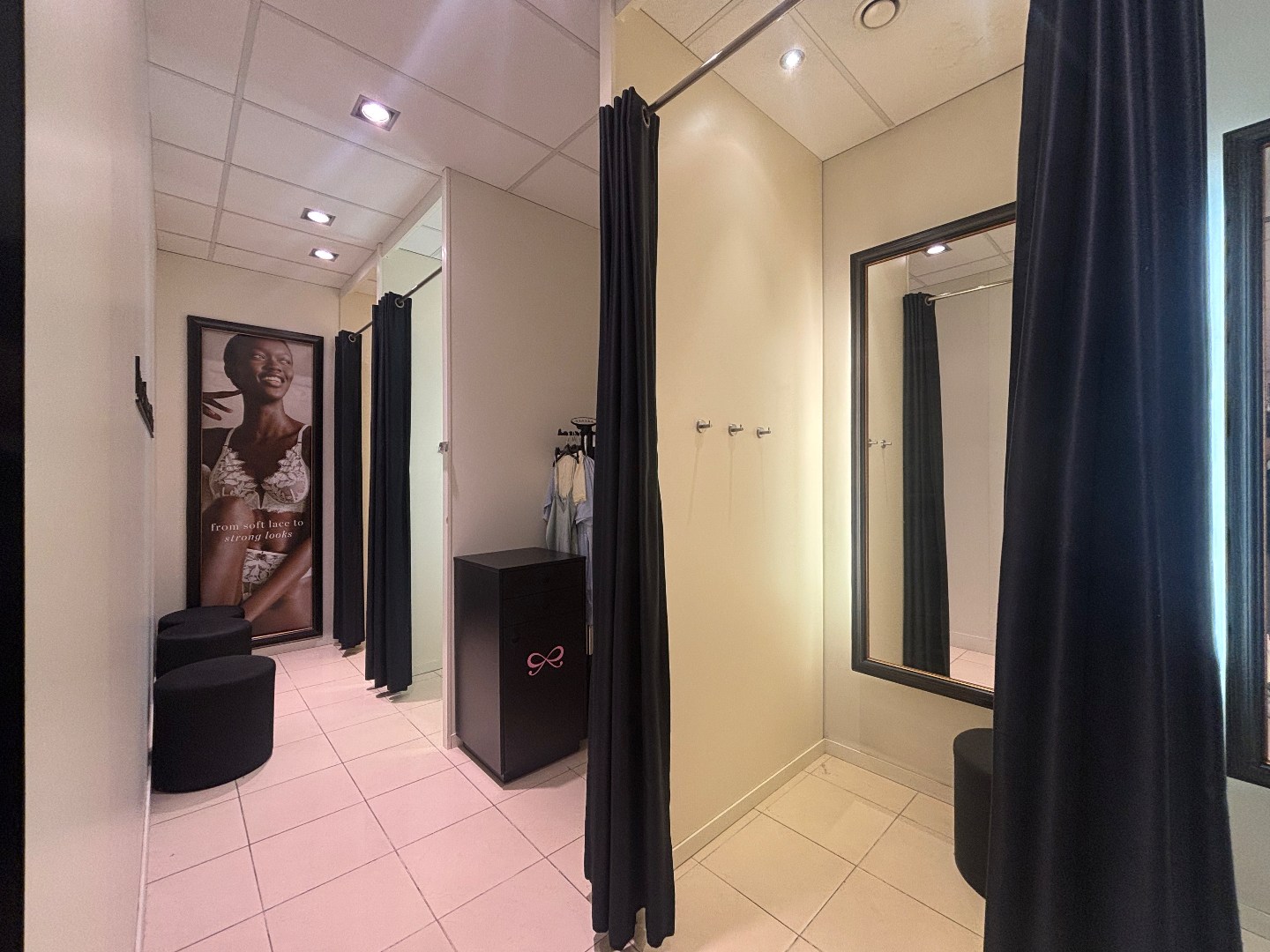 Handelshuis met 2 garages op topligging in centrum van Mol 