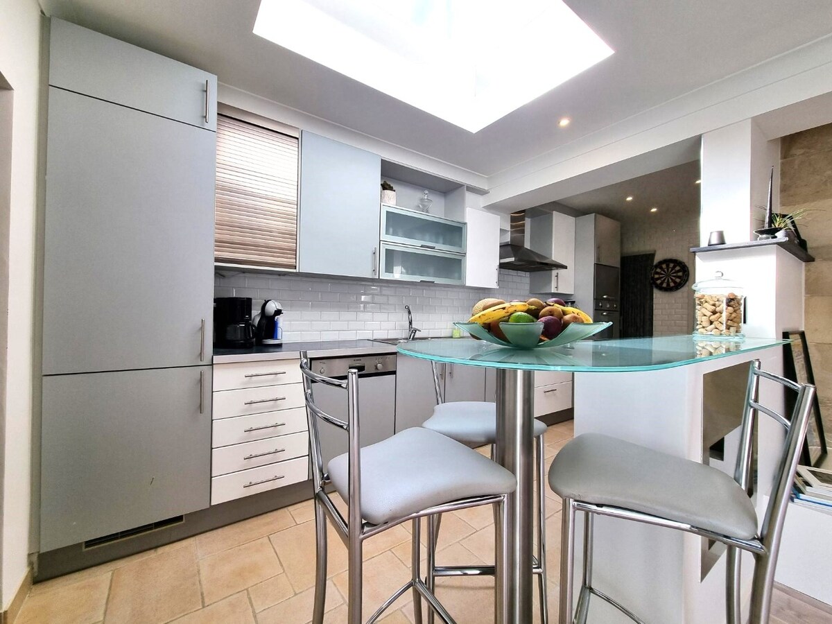 Zeer aangename woning met dubbele parking en mooi terras te Heist 