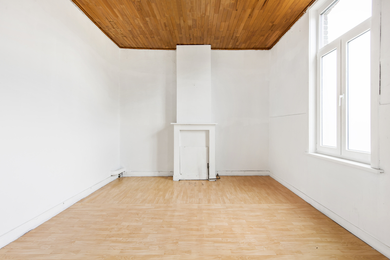 VERKOCHT!Op te frissen handelspand met woonst. 