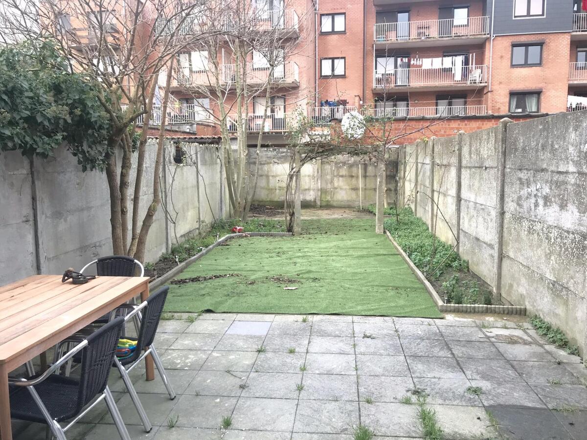 MOOI GERENOVEERDE WONING MET TUIN  AAN STADSRAND 