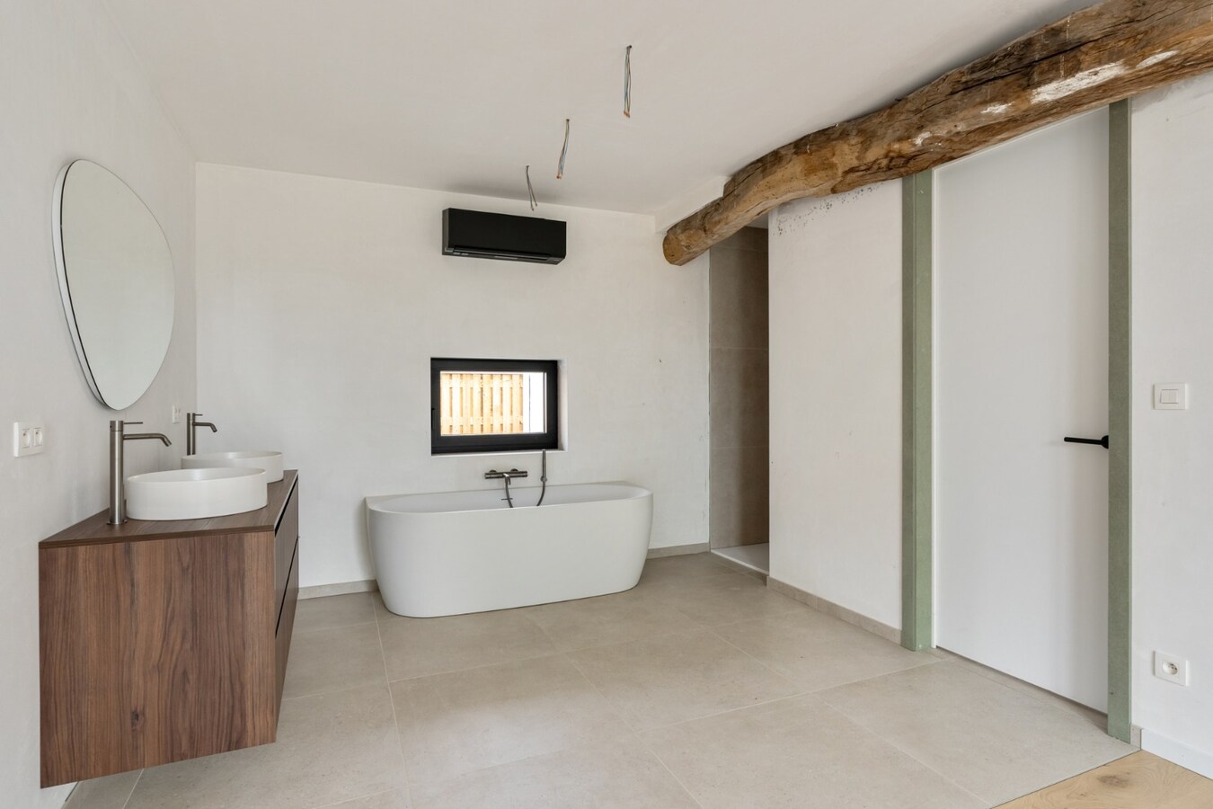 Exclusieve woning in volledig heropgebouwde hoeve op een perceel van 4a60ca! 
