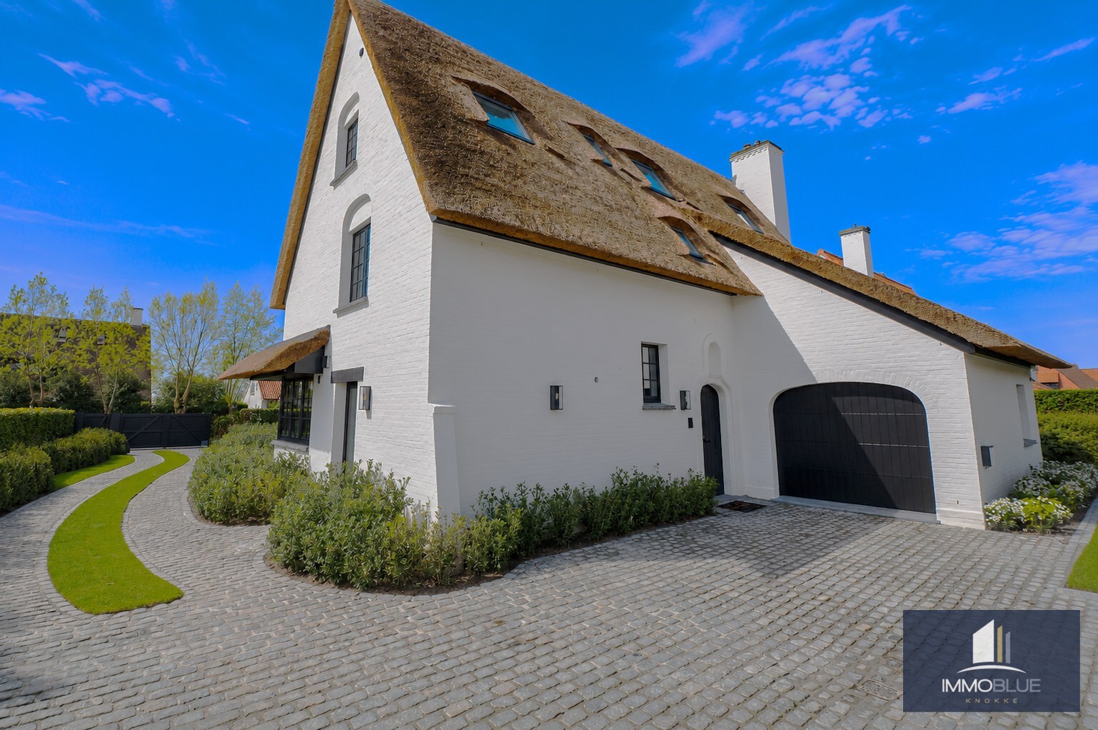 Volledig gerenoveerde villa rustig gelegen op de rand van het Zoute. 