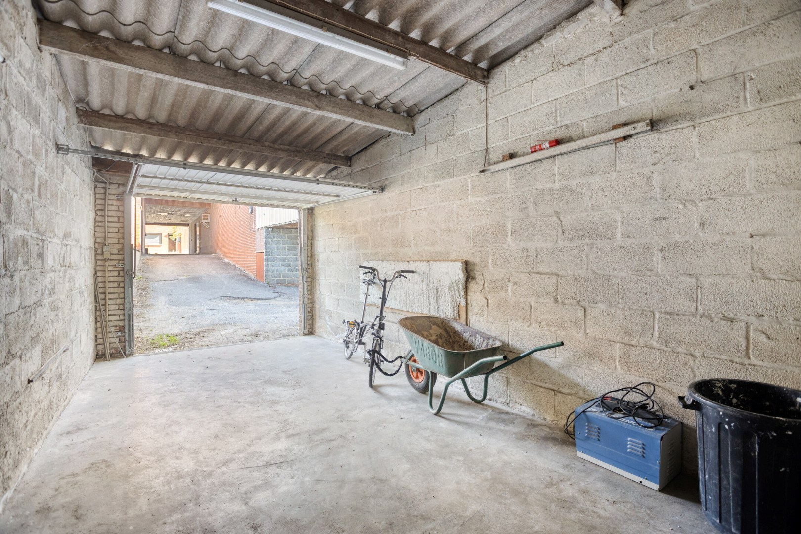 Garage met inrit