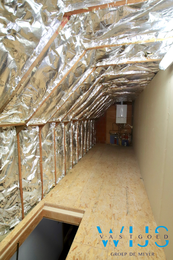 Instapklaar 2 slaapkamer appartement met terras &amp; garage ! 