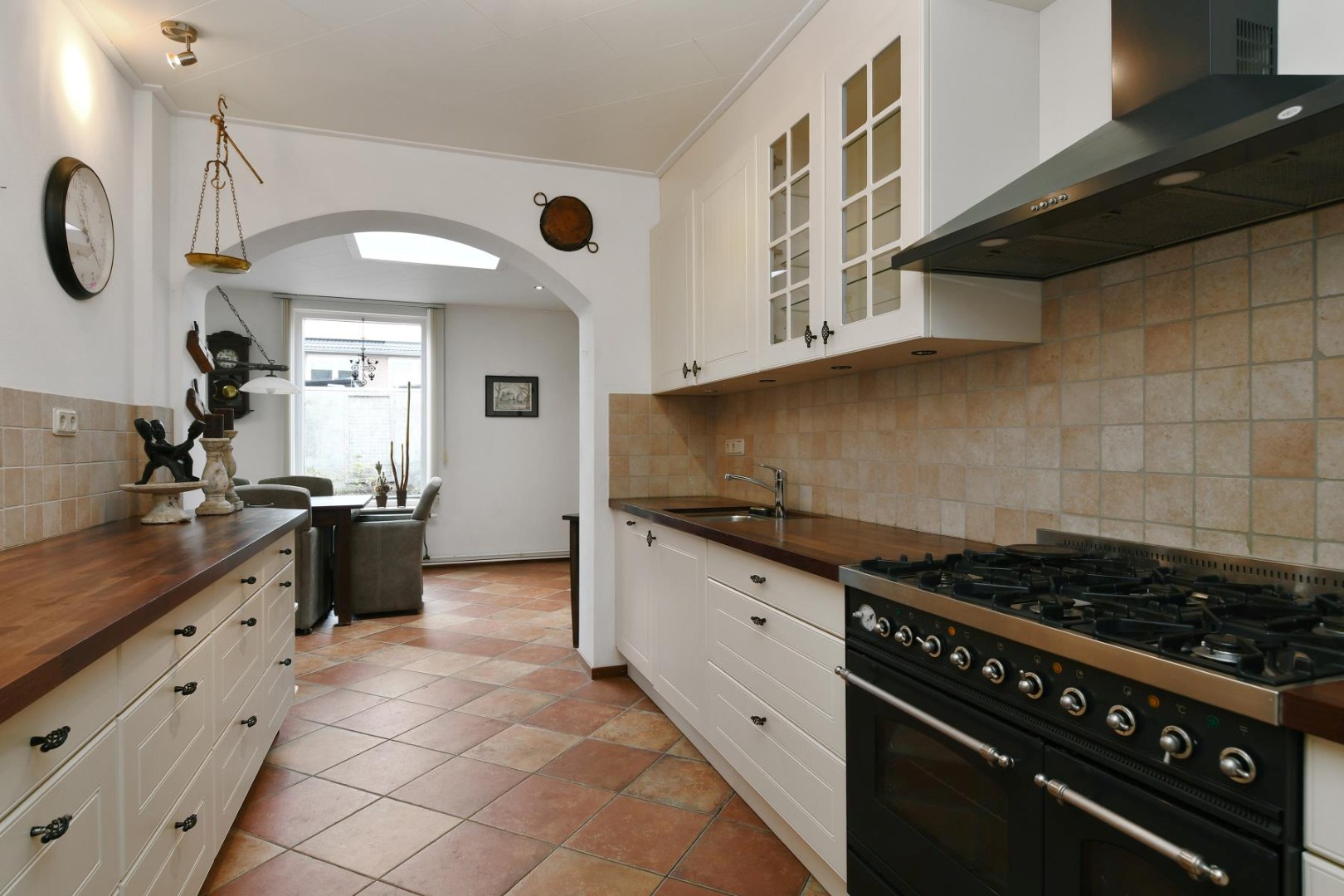 Geschakelde 2-onder-1-kap woning met serre, vier slaapkamers en inpandige garage gelegen nabij het centrum van Panningen 