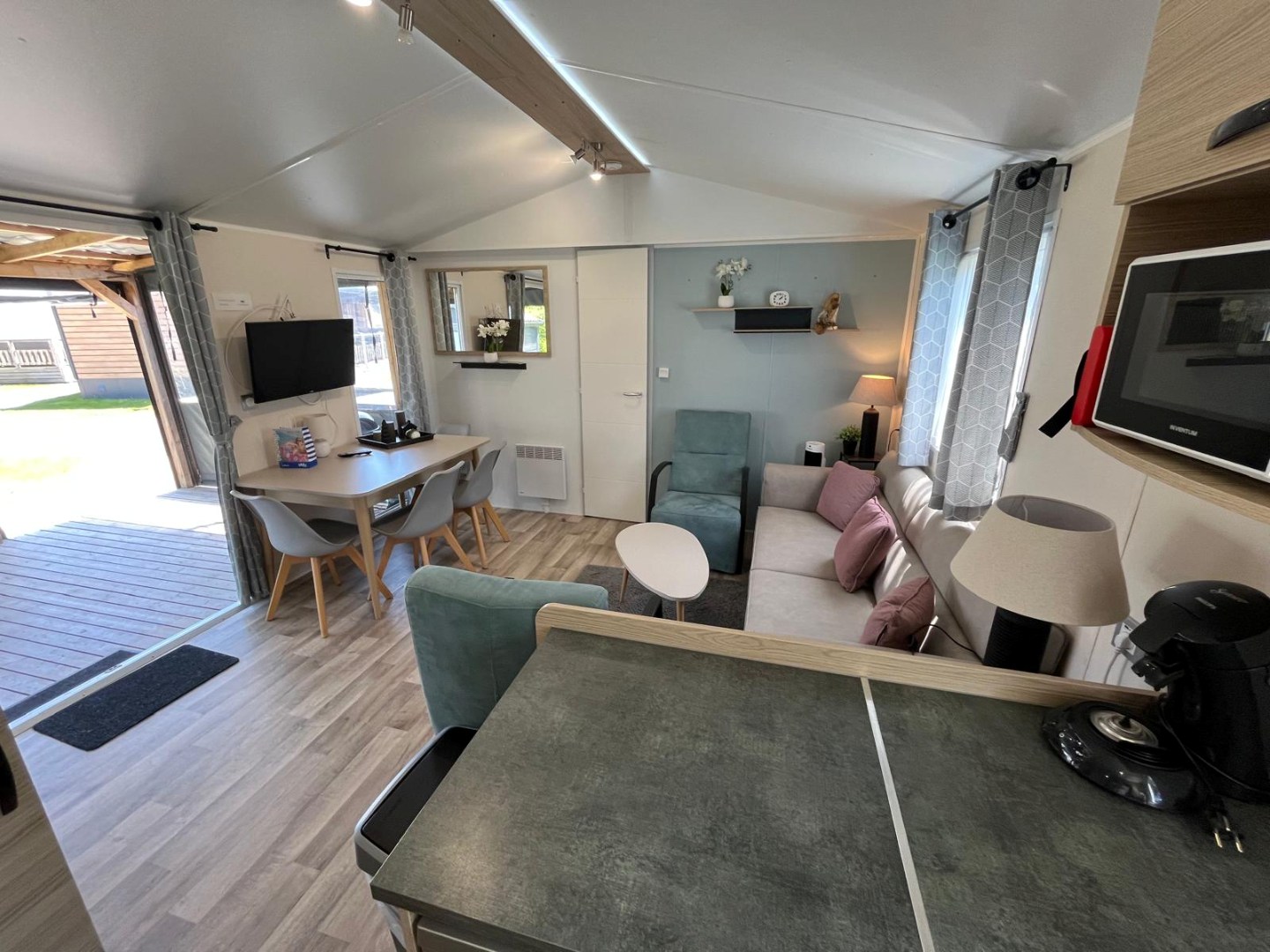 T.A. Makelaardij biedt aan – Chalet JD12-: Op een schitterende locatie in een goed verzorgd recreatiepark aan de kust van Walcheren bieden wij dit leuke chalet aan. 