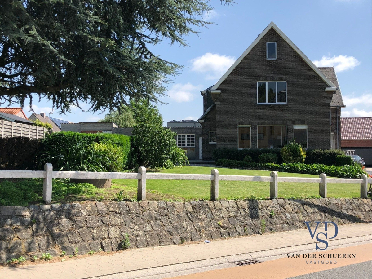 Degelijke, bijzonder ruime woning te Dikkelvenne. 