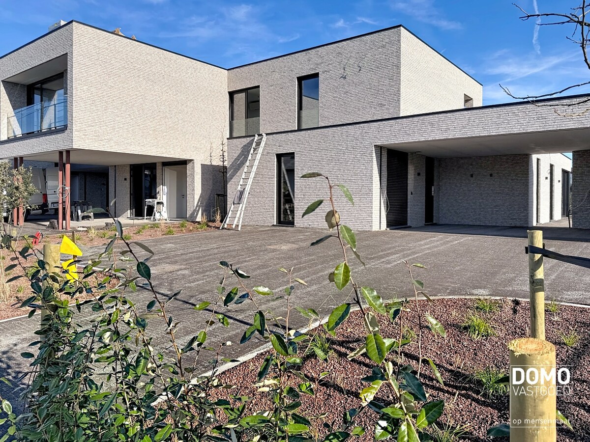 HOOGWAARDIG AFGEWERKT APPARTEMENT VAN 134M² MET 2 SLAAPKAMERS, RUIM TERRAS EN PARKEERPLAATS TE CENTRUM TUILT 