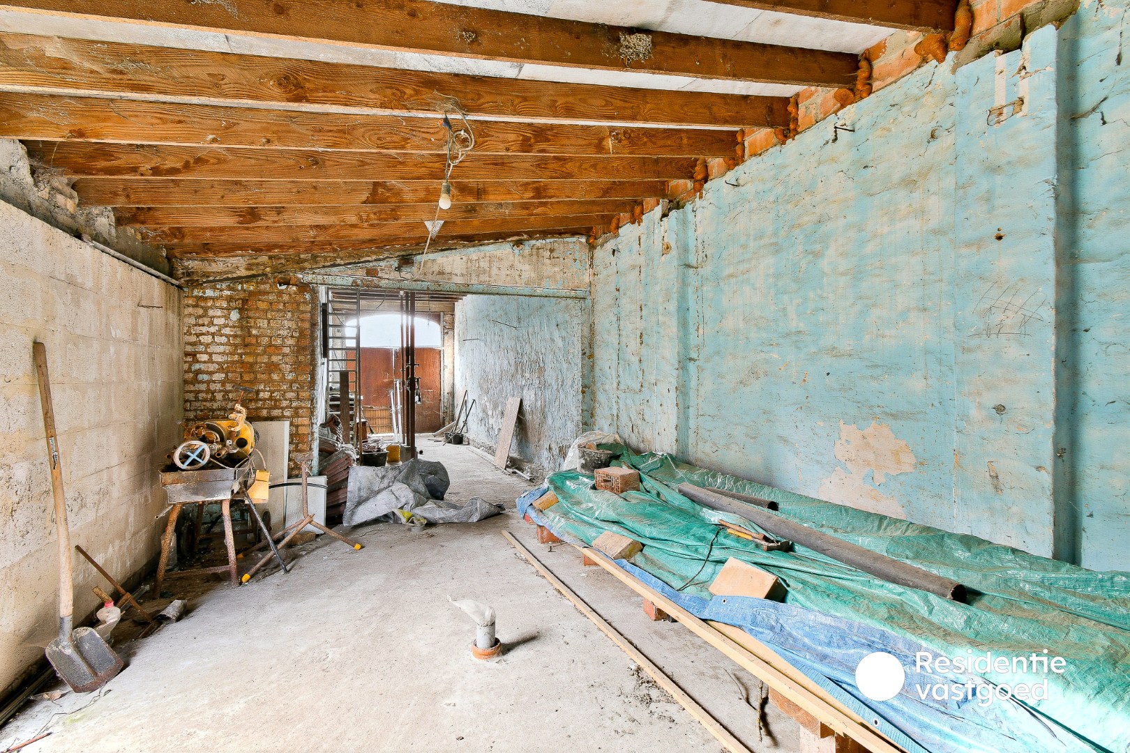 Ruime woning met uitzonderlijk veel mogelijkheden en prachtig zicht vanuit de tuin 
