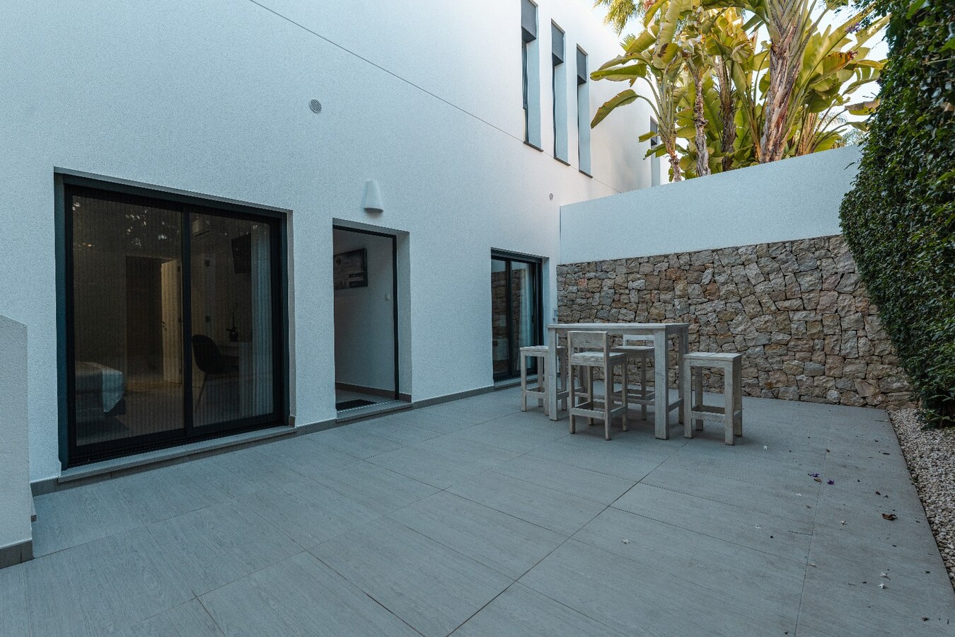 Deze uitzonderlijke villa biedt een unieke combinatie van luxe, volledige privacy en een prachtige zuidoriëntatie in het gegeerde Solpark. 