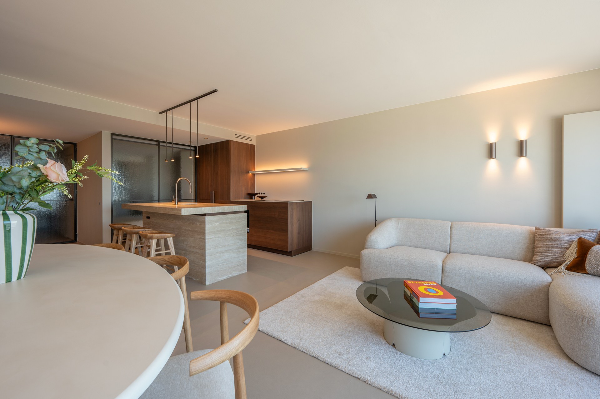 Prachtig gerenoveerd en instapklaar appartement met 3 slaapkamers en frontaal zeezicht, gelegen in een prestigieuze residentie op de zeedijk in het Zoute. 