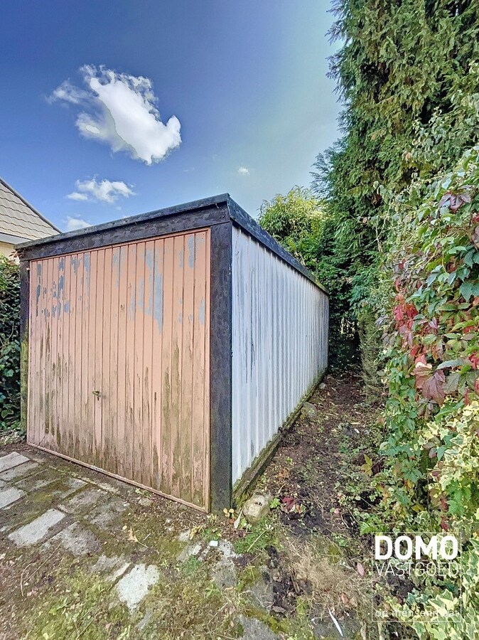 TE RENOVEREN HALFOPEN WONING MET TUIN EN GARAGE OP 8A 67CA TE KURINGEN 