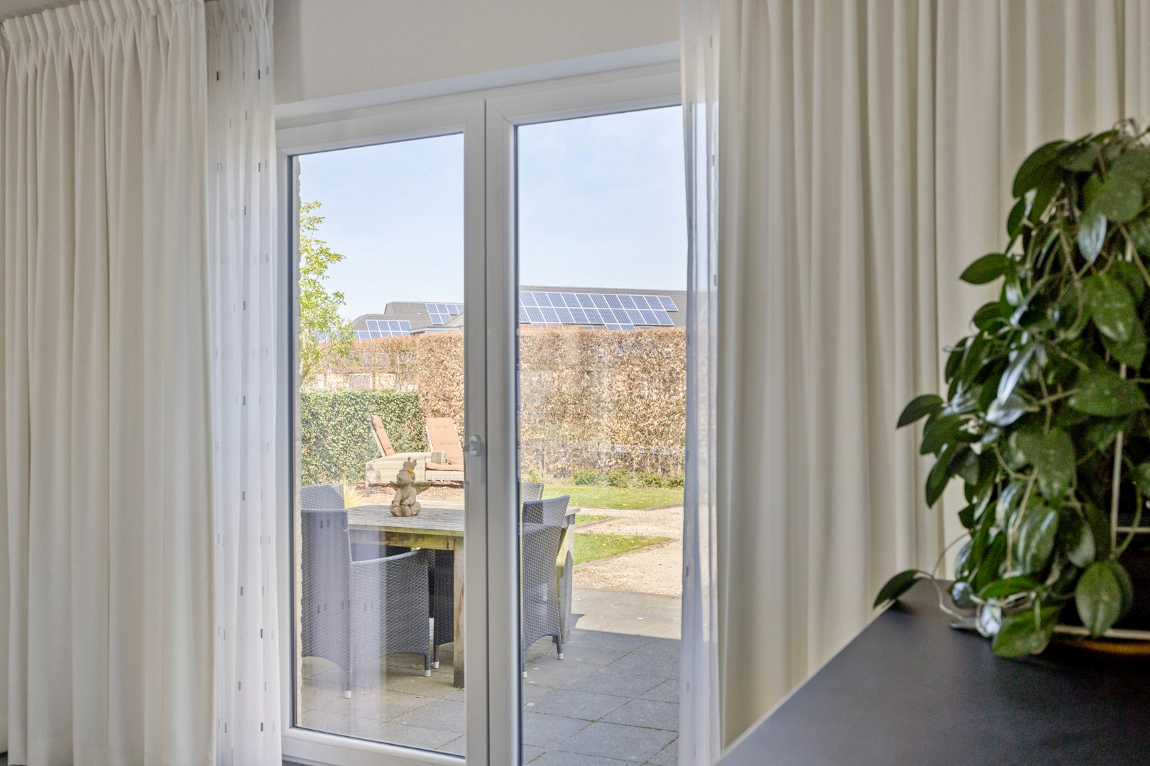 zicht op terras en tuin