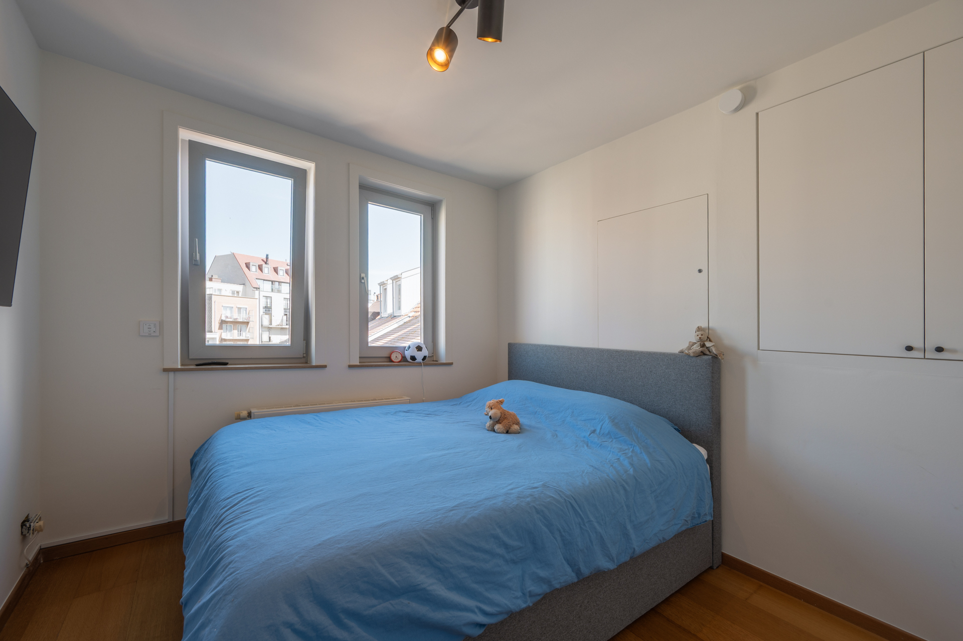 Exclusif duplex penthouse avec 3 chambres et terrasse ensoleillée, situé dans un emplacement de choix près de la place Rubens et de la mer. 