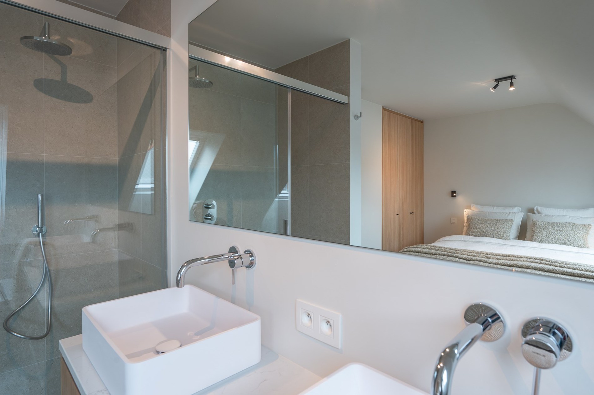 et strand.Magnifique appartement en duplex magnifiquement rénové avec vue latérale sur la mer, 2 chambres à coucher complètes, 2 grandes terrasses et un niveau de finition exceptionnel, situé à quelqu 