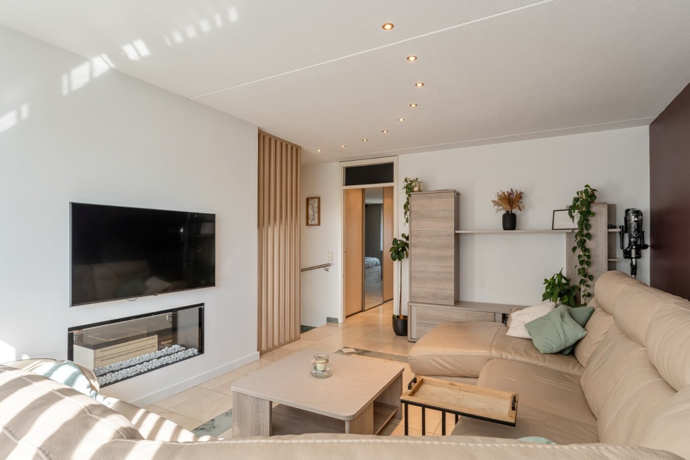 Zeer ruime, goed afgewerkte woning met diverse mogelijkheden nabij het centrum van Maaseik! 