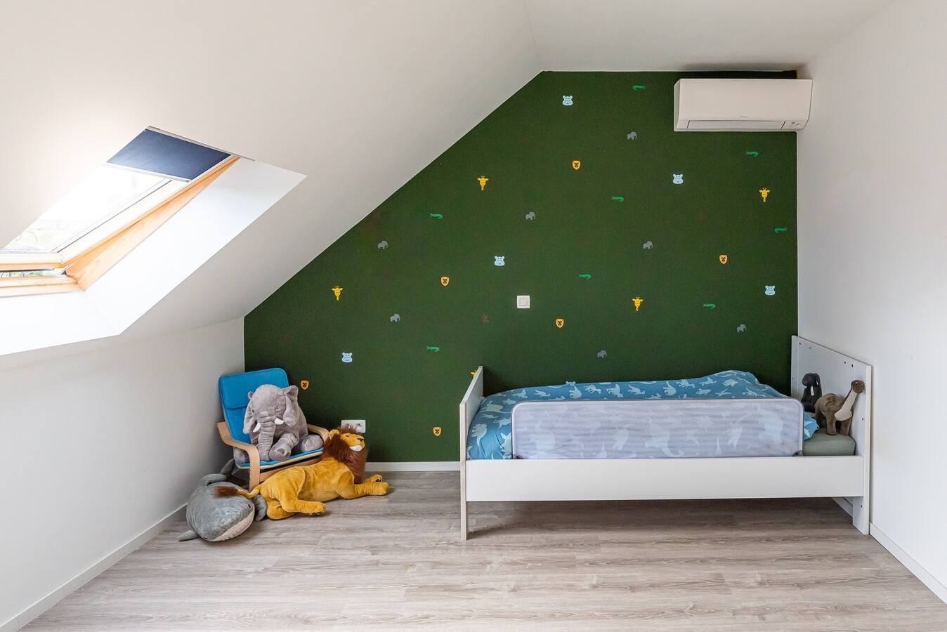 Tof ingerichte gezinwoning met privé-parking 