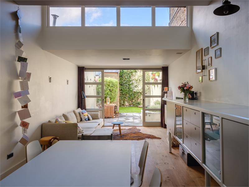 Lichtrijke en recent gerenoveerde woning op toplocatie aan het water 