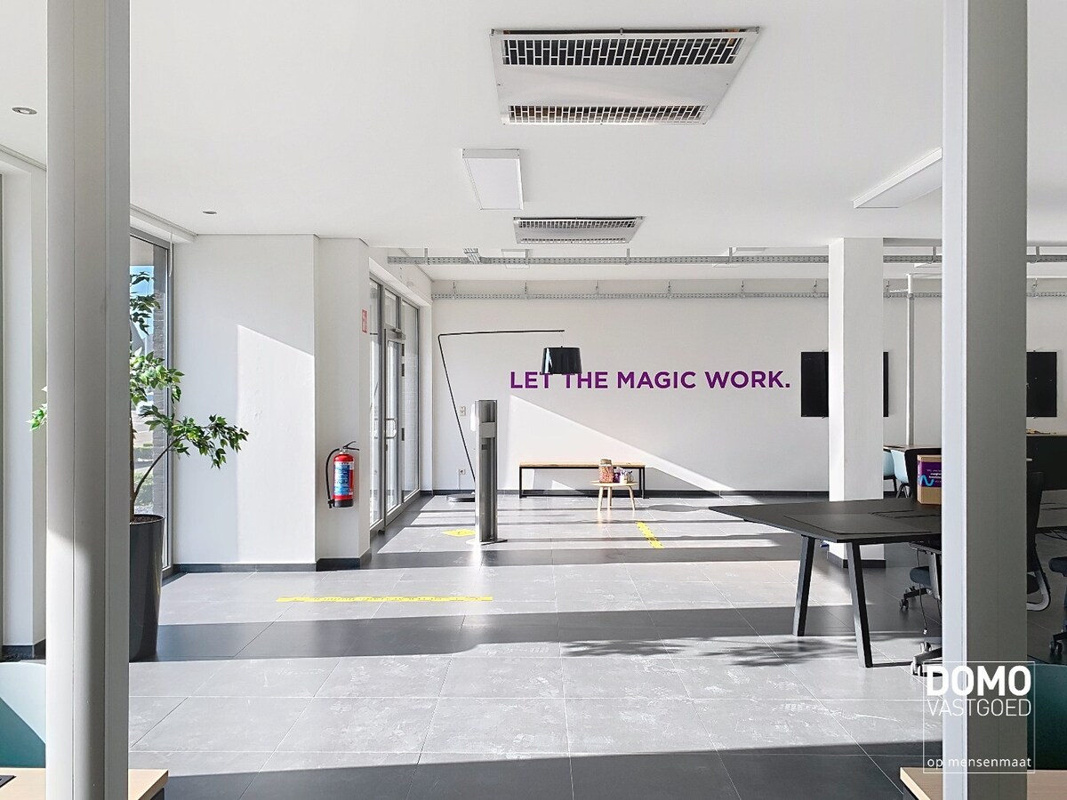 COMMERCIEEL PAND MET RUIM APPARTEMENT OP ZICHTBARE LOCATIE IN HERK-DE-STAD 