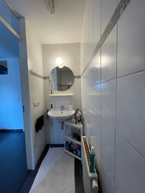 Sfeervol appartement met 2 slaapkamers, ruim terras en private autostaanplaats. 
