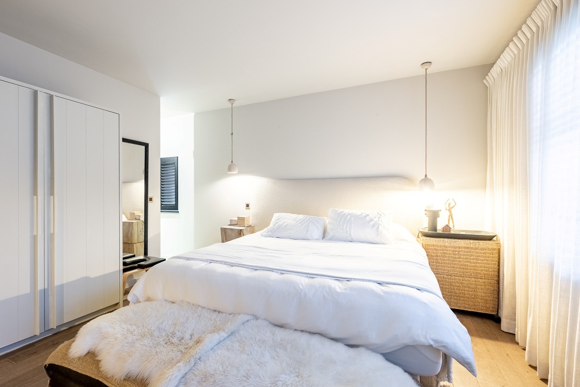 Gelegen in een rustige en uiterst gegeerde residentiële wijk van Knokke, biedt deze volledig gerenoveerde woning een perfecte combinatie van hedendaags comfort, licht en verfijnde elegantie 