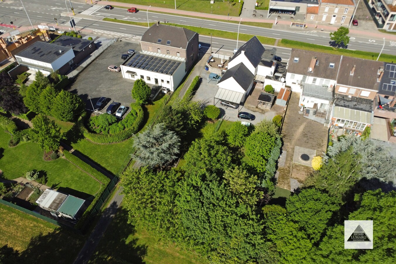 2  woongelegenheden met handelsruimte , grote tuin, 1448 m² 
