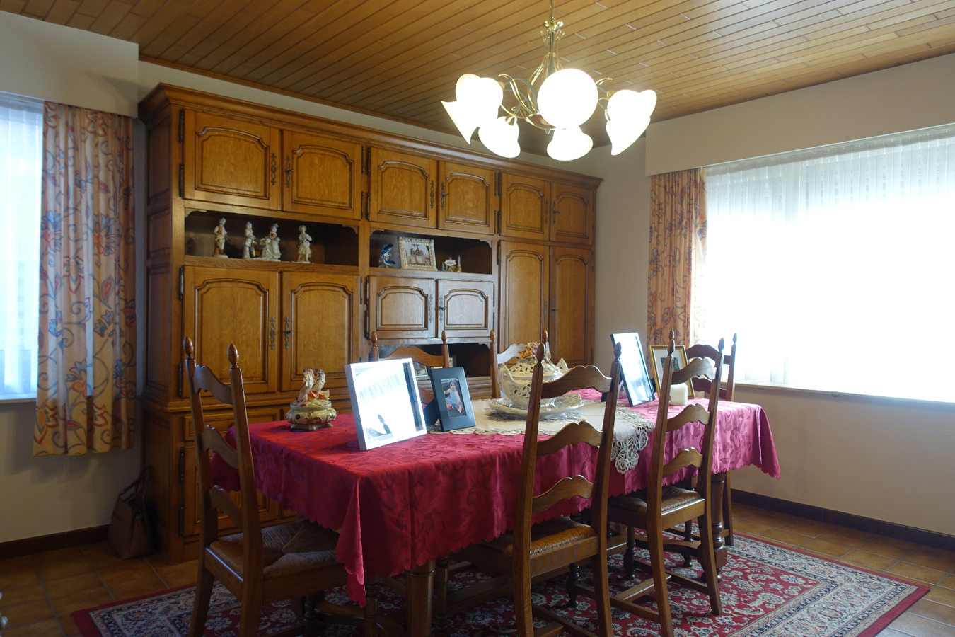 Half-open woning met 4 slaapkamers op unieke ligging 